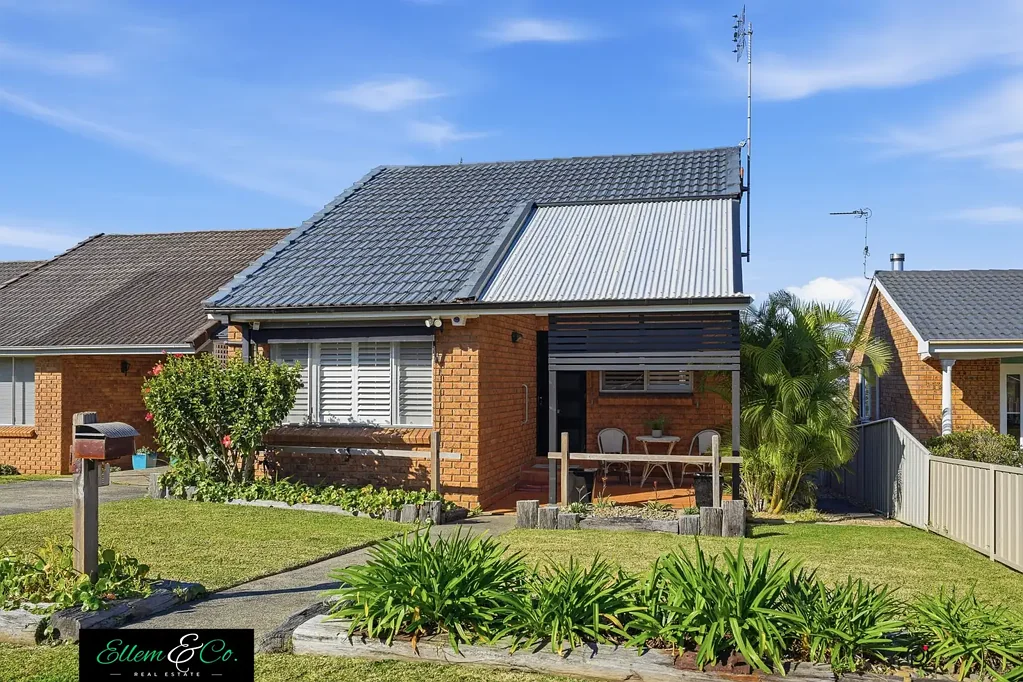 Barrack Heights 2房  The perfect first home or downsize.....with a yard!