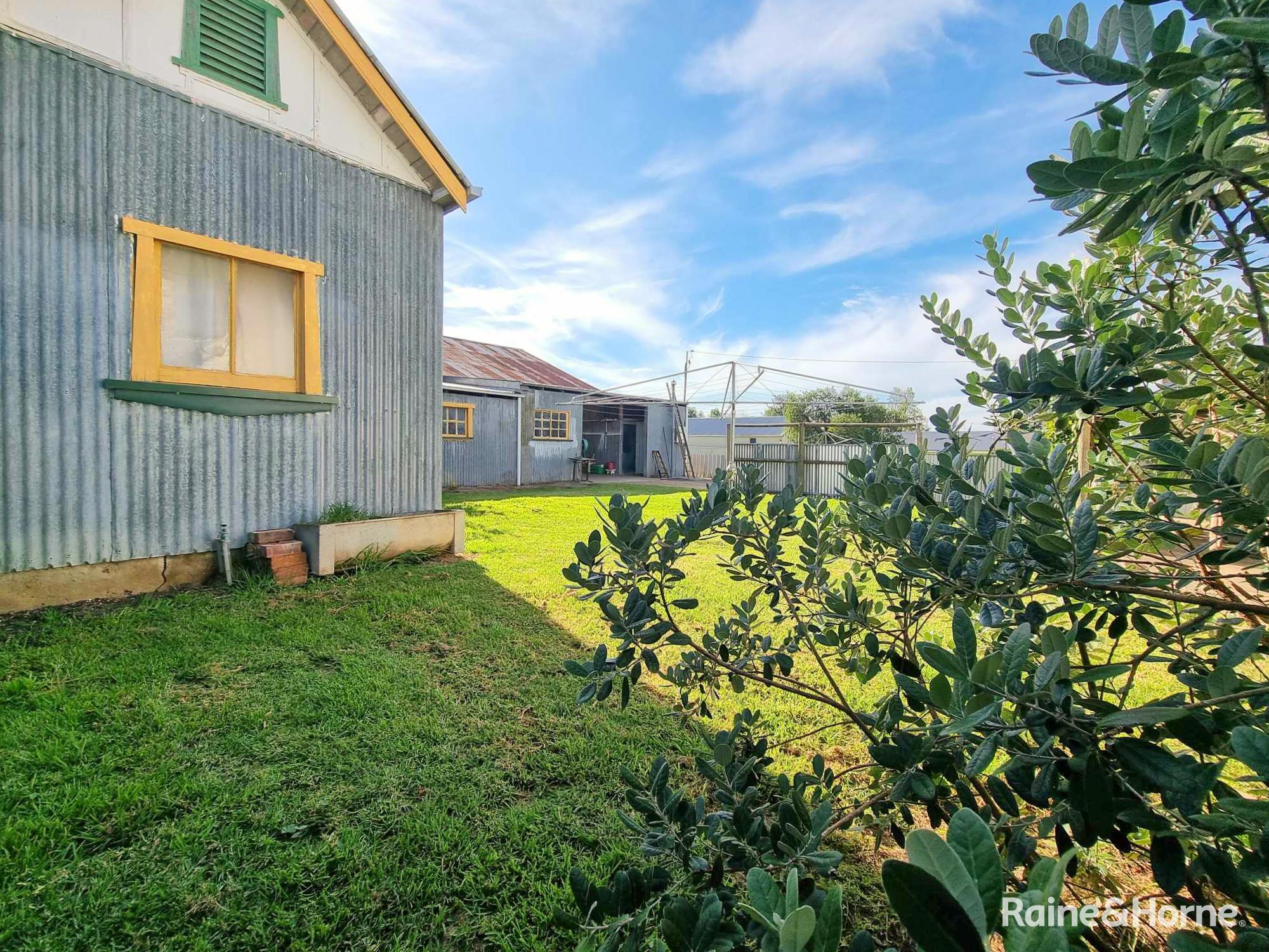 37 MURRINGO ST, YOUNG NSW 2594, 0 rūma, 0 rūma horoi, House