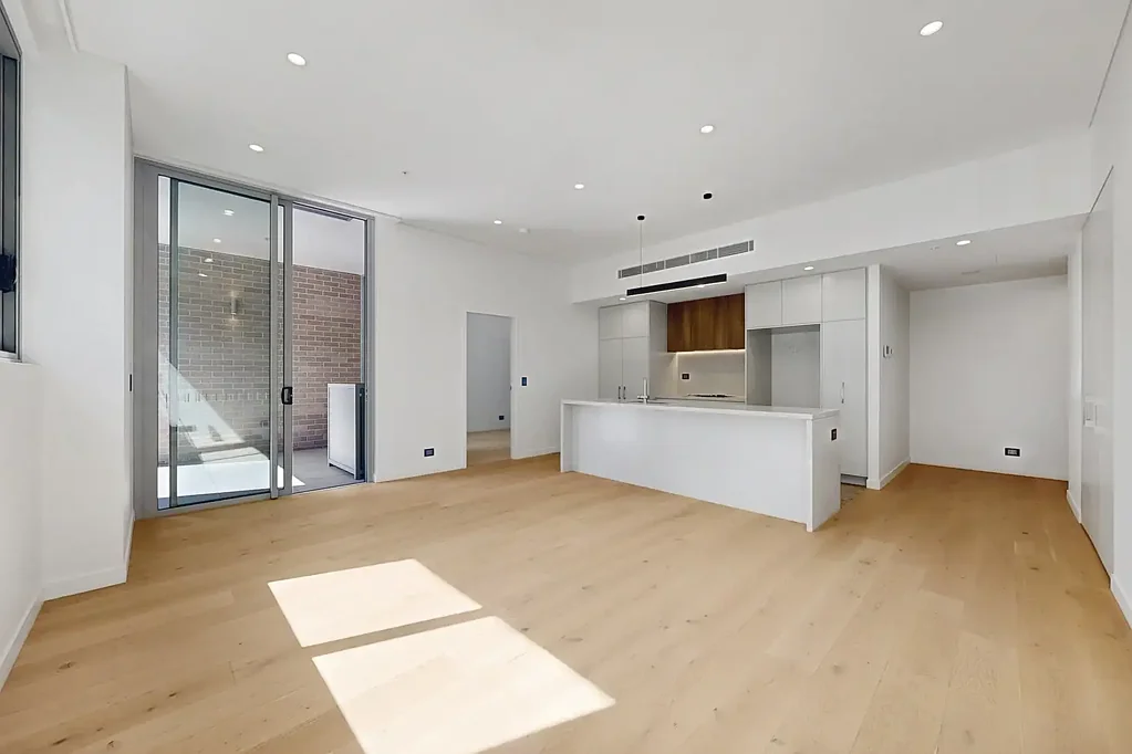 Near New Two Bedroom Ground Floor Apartment With Large Garden Courtyard