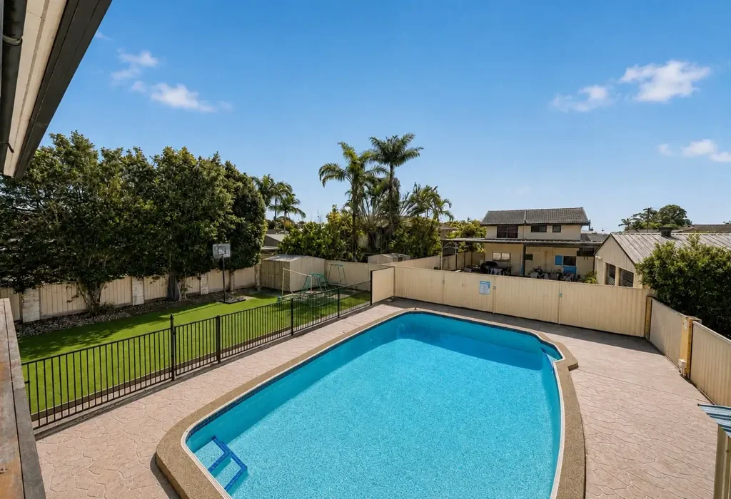Albany Creek 3房 带泳池的度假村式大型家庭或多代同堂住宅...! Resort-Style Large Family or Multi-Generational Living With Pool...!