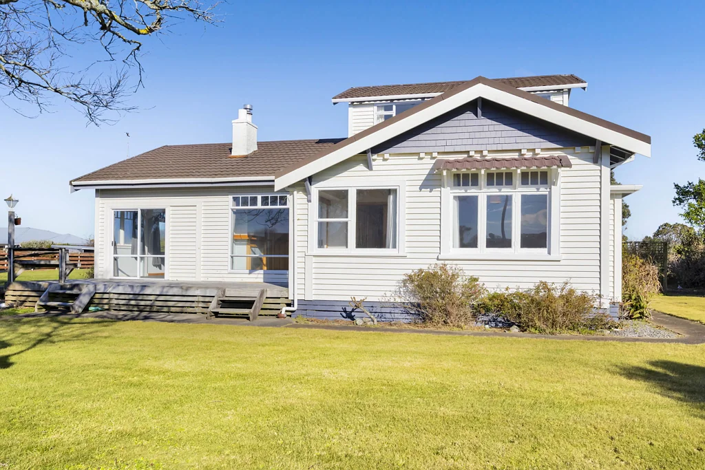 Hawera 4कमरा A villa with soul, space, and serious potential