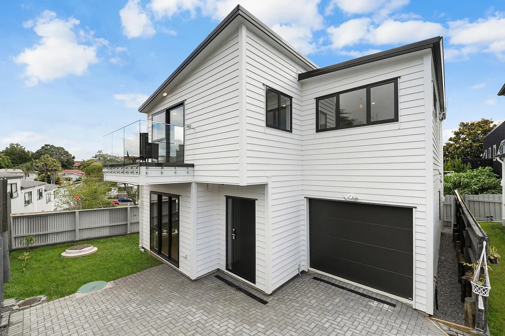 New Lynn 4Zimmer Brand New | 4 Bed | 4.5 Bath | 2 Living + Balcony