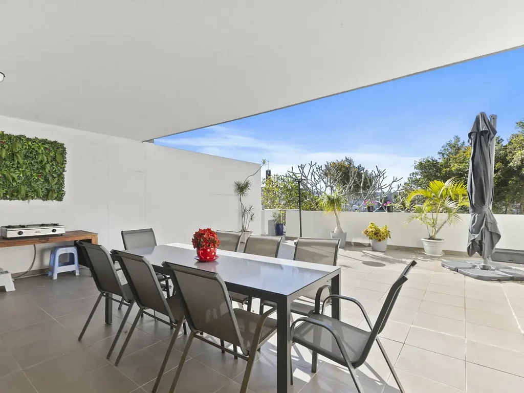 The Entrance 2房  Villa style apartment approx 274sqm perfect indoors and out!