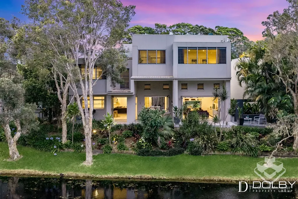 LUXURY FULLY FURNISHED LAKESIDE RESIDENCE � MOUNT COOLUM