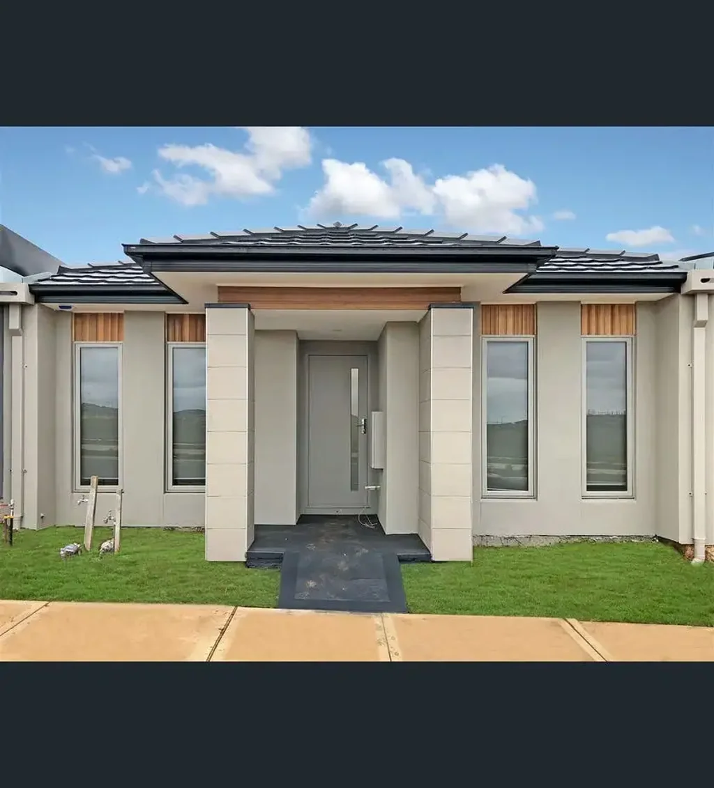Stunning Family Home in Wyndham Vale !! Close to all Amenities !!
