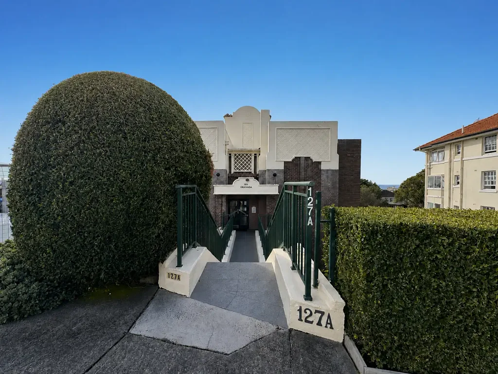 OVERSIZED THREE BEDROOM UNIT WITH SUNROOM OVERLOOKING ROSE BAY