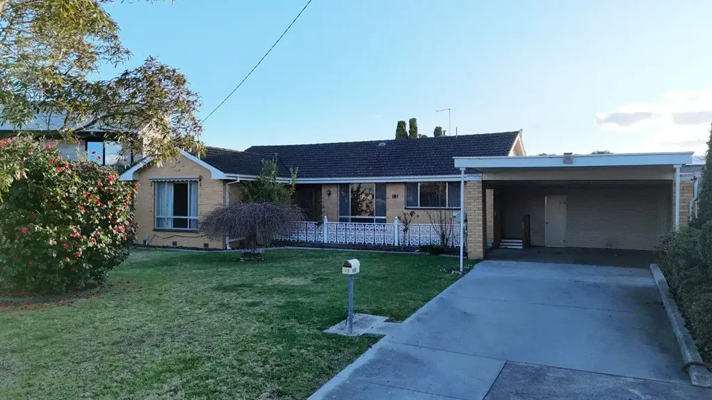 Sale 3 Bedroom STRONG BONES IN AN ATTRACTIVE LOCATION
