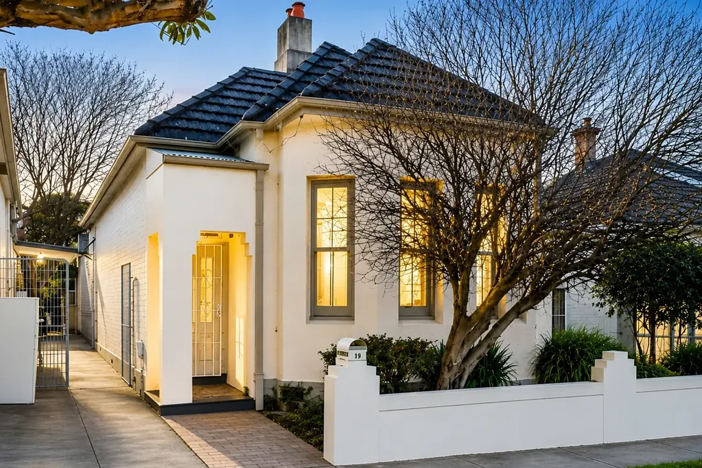 Strathfield 2房 R3宽地320sqm 北向采光佳 潜力重建多单元 步行商圈名校 Charming 2 Bedroom Residence in Sought-After Location | No Heritage or Conservation