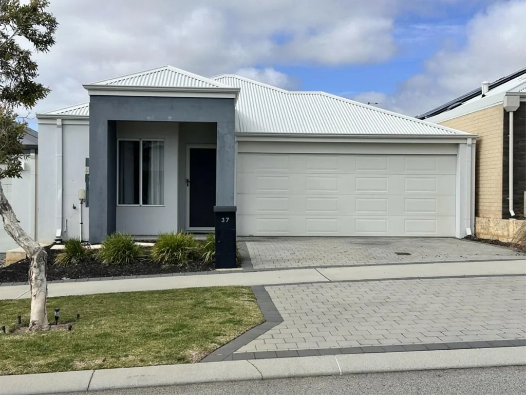 Eglinton 4 Bedroom BEACHSIDE LOCATION AT AMBERTON ESTATE!