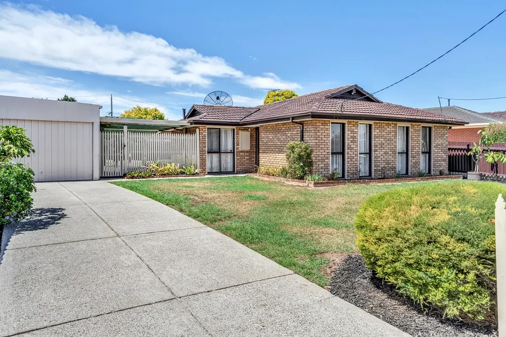 Spacious 3-Bedroom Family Home with Large Yard, Ducted Heating & Multiple Car Spaces – Now Available for Rent!