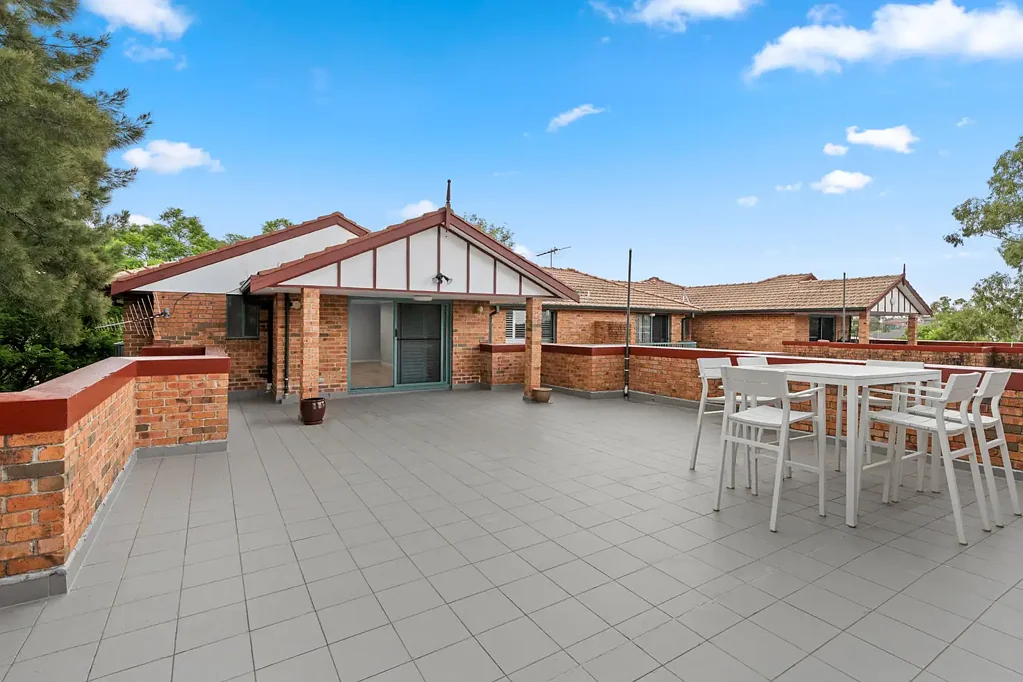 Merrylands 3Zimmer Big. Bold. Beautifully Retro. Elevated Penthouse Living