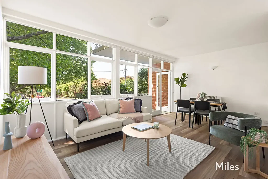 Ivanhoe 2房 宽敞单层公寓 采光充足 两卧宁静居所 绿树成荫街道 保养得宜砖混结构  
精品楼中转角 现代绿洲 明亮宽敞 蓝带级Ivanhoe设施绝佳机会  
全新地板涂料翻新 旧式风格特色 复古魅力现代舒适 轻松日常居住  
燃气板式供暖 东向玻璃窗 开放式阳台 经典玻璃橱柜厨房  
宽敞舒适两卧 主卧内置衣柜 超大浴室整合洗衣 专属停车位  
一层宽敞环境 即享或改造增值 现代品质designer风格  
优越地理位置 Ivanhoe Lower cafes Iwanhoe Park 低维护公寓 首次置业投资者 Premier Ground-Floor Position & Huge Proportions