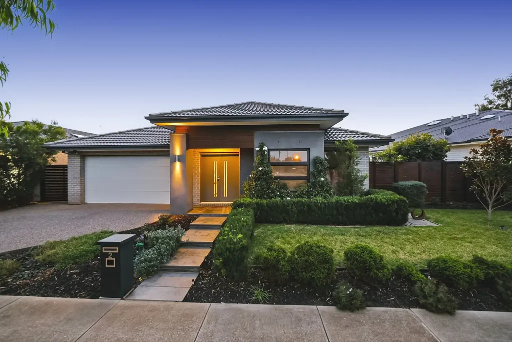 Aintree 4部屋 Refined Woodlea Living