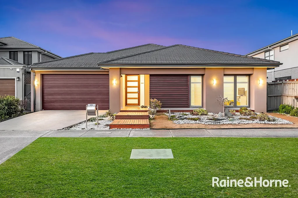 Clyde North 5房  Spacious 38 Sqm Family Home on 562sqm- Perfect For Large Family
