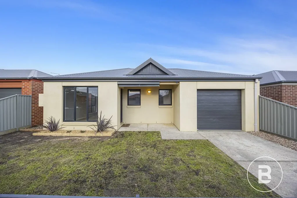 MODERN THREE BEDROOM HOME WITH TWO LIVING AREAS