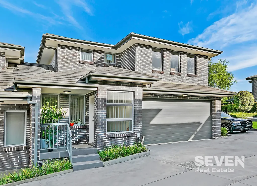 Modern, low maintenance townhouse in great location