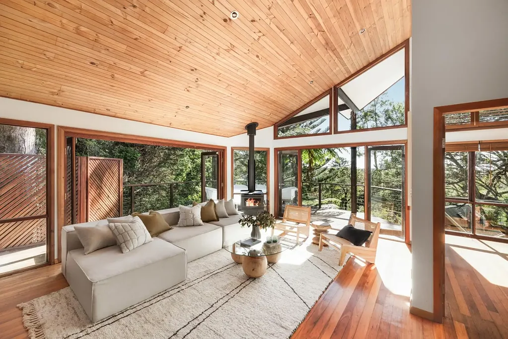 Avalon Beach 4房 海滨便利乡村魅力 独特创意设计 雨林绿洲环绕 精致热带花园 独立小屋工作室 高耸圆顶天花板 硬木贯穿全屋 宽敞木制露台 阁楼灵活空间 全围栏庭院休闲 Architect Designed House & Cabin