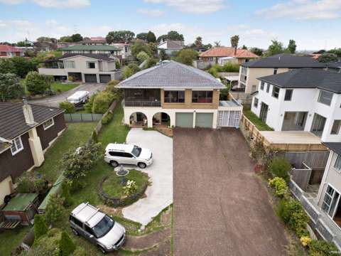 Mount Roskill 8房  Spacious Home on 990m2 Section With Subdivisio...