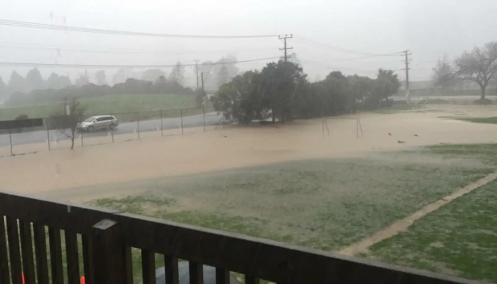 暴雨来袭,奥克兰洪水泛滥!学校被淹,交通受影响,北岛地区恐有雷暴……