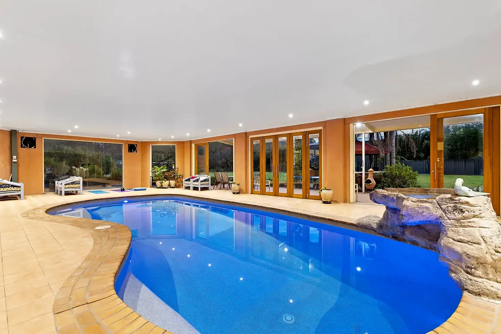 Denham Court 6房 业主精心打造 30年历史 私密死胡同 广阔2.5英亩 果树草坪 宽敞起居 吧台台球 超大影院 水景泳池 定制厨房 六卧六浴 高天花板 三车位车库 Grand acreage estate offers a private resort oasis