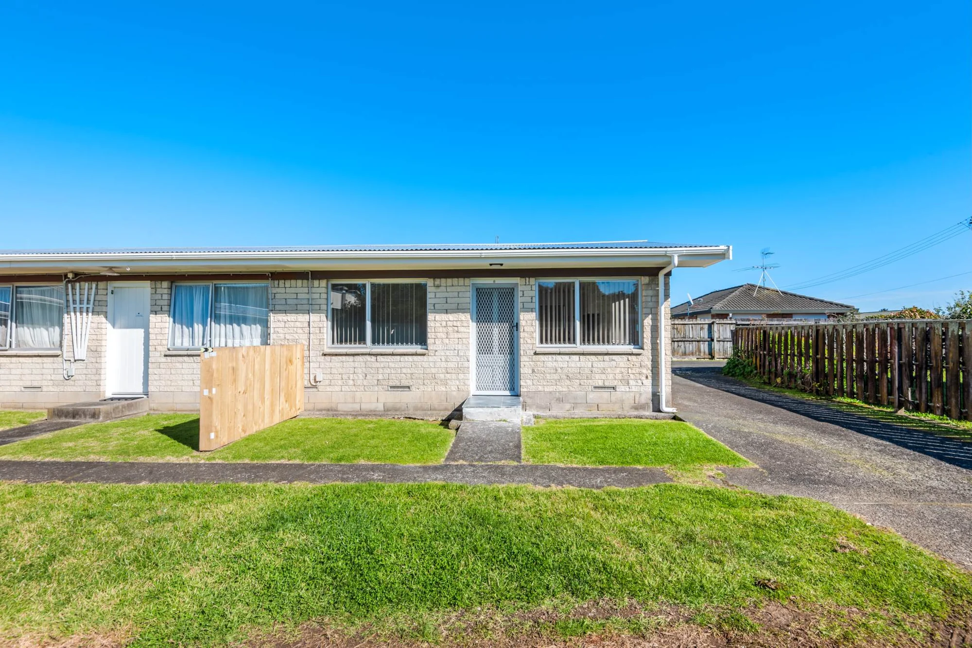 Manurewa 1房  Renovated Corner Gem – No Body Corp Fees!