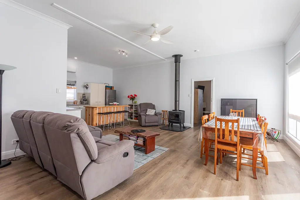 Naracoorte 4chambre Town Centre Location - 4 bed, 2 bath, 2 living - 1374m2 Allotment
