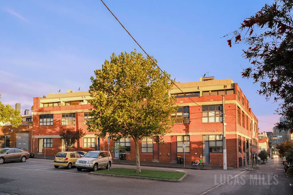 West Melbourne 3房 宽敞设计 双户外区域 市中心生活 优质电器 高天花板 硬木地板 阳台露台 开阔视野 靠近车站 电车便捷 快速通道 Sanctuary of Style in a Cool Conversion