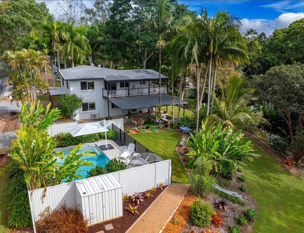 West Woombye 5Kwarto No expense spared, resort-style living, with dual occupancy!