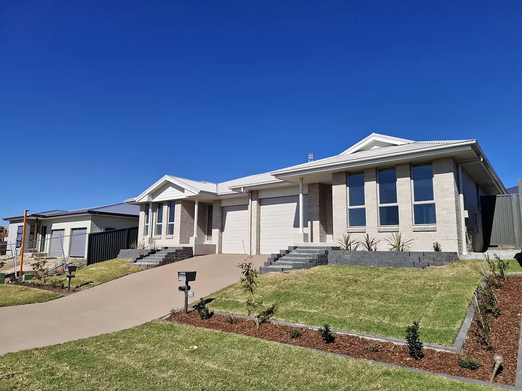 Brand new 3 bedrooms house for first lease