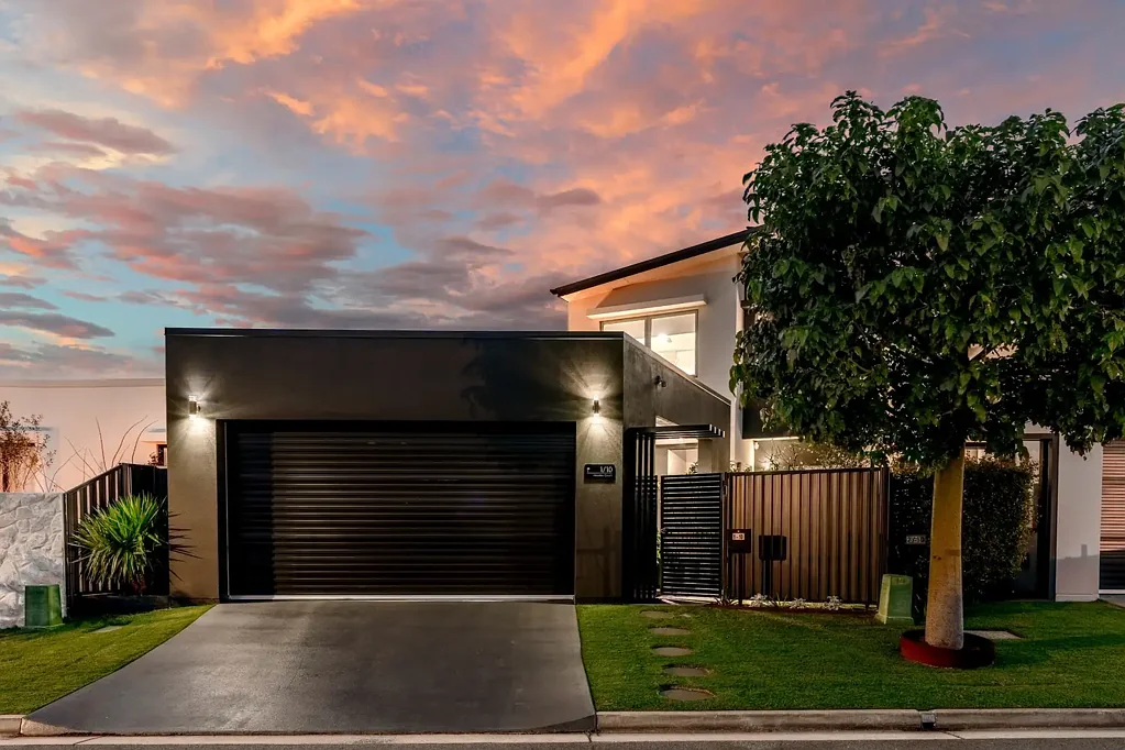 Broadbeach Waters 5ਬੈੱਡਰੂਮ STYLISH WATERFRONT ENTERTAINER WITH POOL & MULTIPLE LIVING ZONES