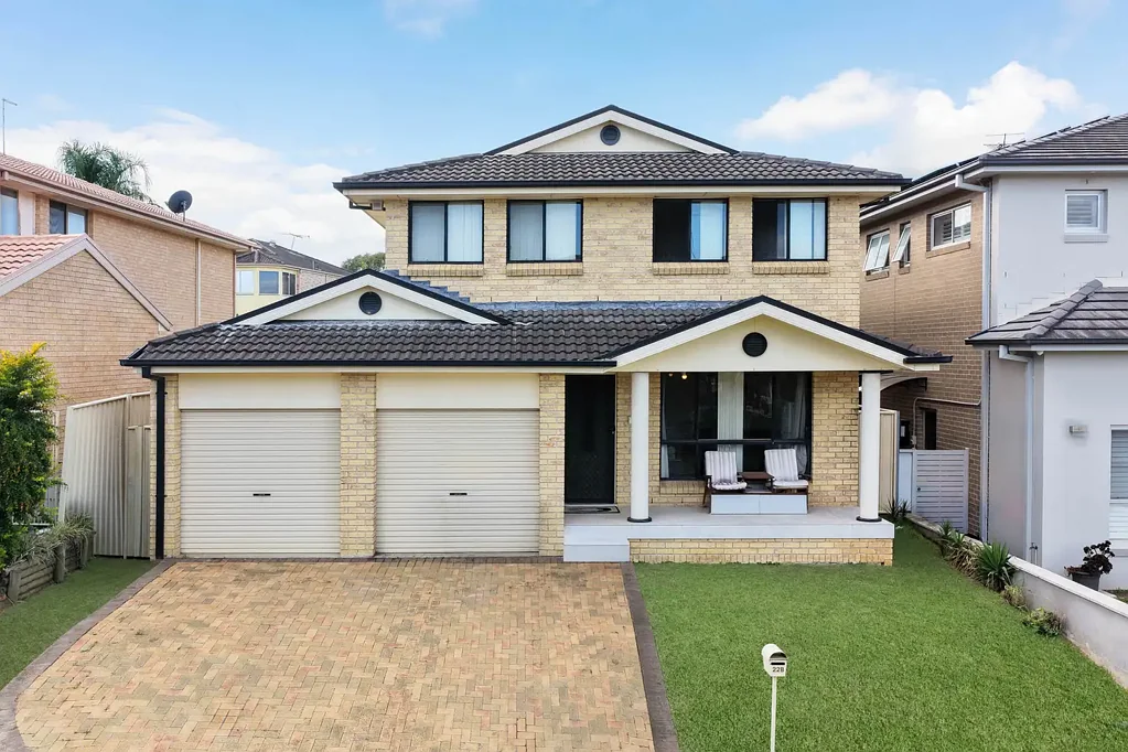 Horningsea Park 4침실 Spacious Dual-Level Family Home with Multiple Living Zones & Potential