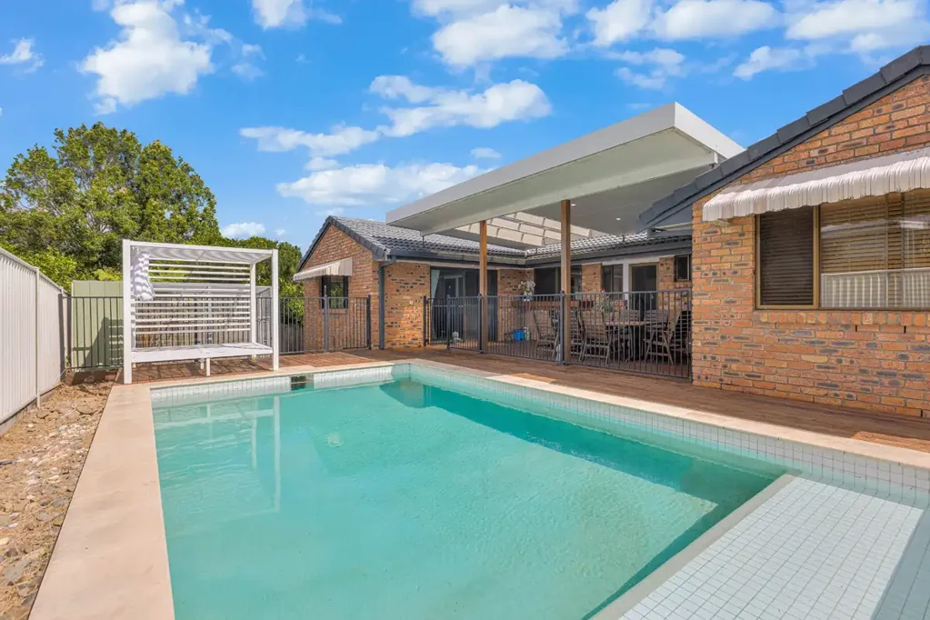 Banora Point 4房  Elevated Family Home with Sun drenched Pool and District Views