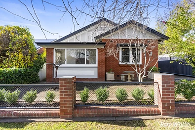 Turvey Park 4 Slaapkamer Character-Filled Family Home + Versatile Studio in Prestigious Turvey Park