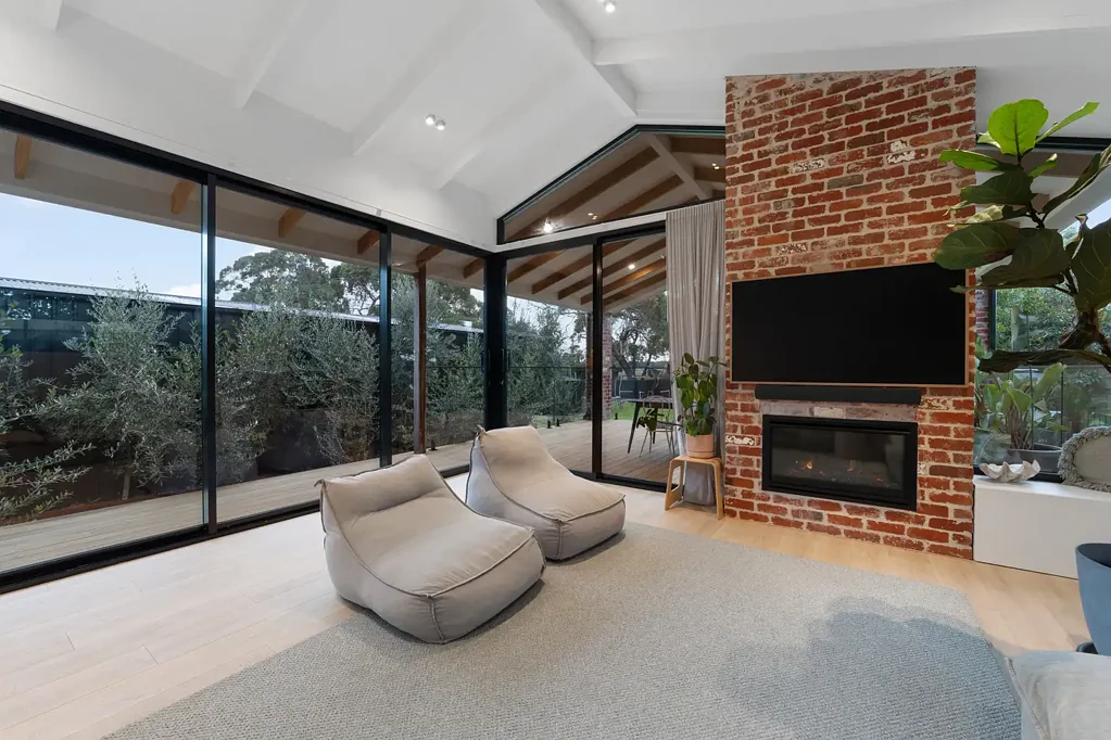 Crib Point 4침실 Contemporary Family Entertainer with Self-Contained Studio, Wellness Retreat and Expansive Grounds