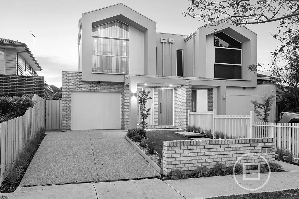 Keilor East 4房 全新住宅设计 豪华标准引领 惊人阳光空间 先进休闲中心 顶级娱乐能力 成熟树木花园 超宽门厅书房 Smeg厨房组合 开放式庭院休闲 主套房极尽奢华 圆顶天花板视野 步入式衣柜双水槽 Valley Lake壮丽景色 周边 Centreway美食 Auction Saturday 29th November at 11am