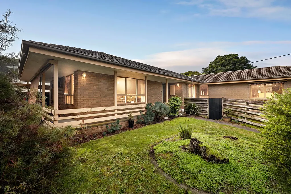 Frankston 3房 坚固砖木结构 三卧带套房 独立书房 两处起居区 实用厨房 全围栏后院 安全停车 步行便利 设施齐全 Modern Comfort Meets Ultimate Convenience
