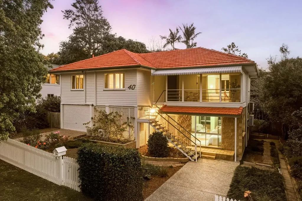 Indooroopilly 4房 Indooroopilly 中心的宽敞、便利与生活方式 Space, Convenience & Lifestyle Living in the Heart of Indooroopilly