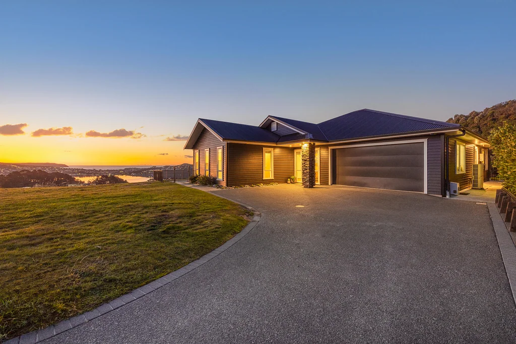Aotea 4房  Single-level living with expansive harbour views