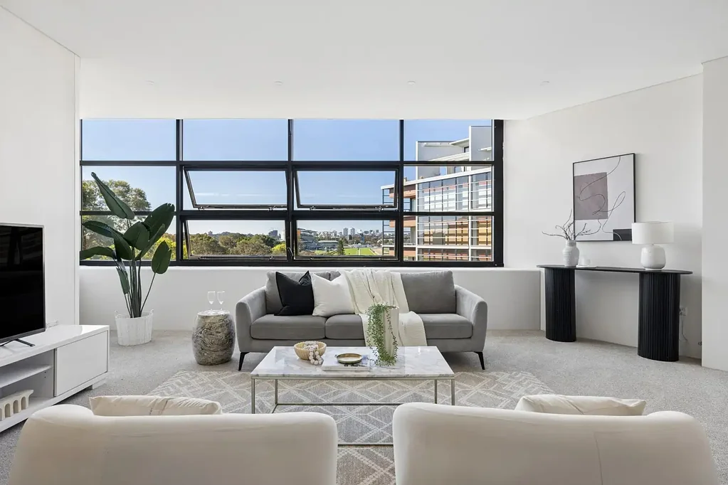 Kensington 2房 114平方米朝东北两卧室公寓，可俯瞰 RANDWICK RACECOURSE 景观 114m2 NORTH-EAST FACING TWO BEDROOM APARTMENT WITH RANDWICK RACECOURSE VIEWS