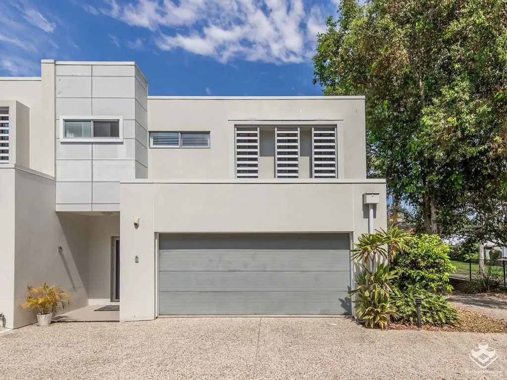 Helensvale 3chambre Modern, Spacious Townhouse in Prime Location