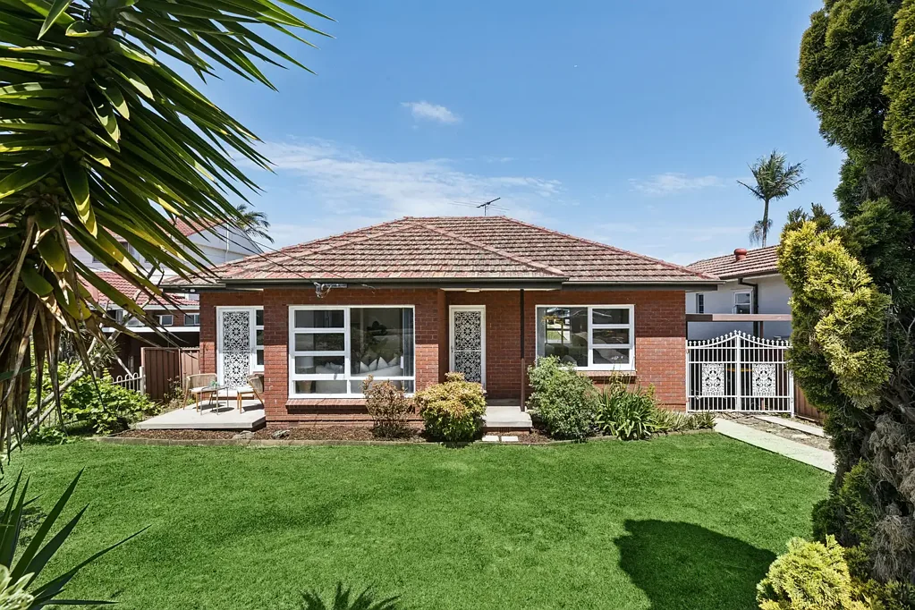 Mortdale 3 Slaapkamer Sun-soaked family delight with lifestyle convenience