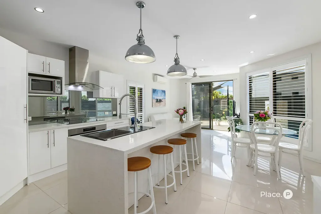 Carina 4침실 Luxurious townhouse with swimming pool and house-like proportions