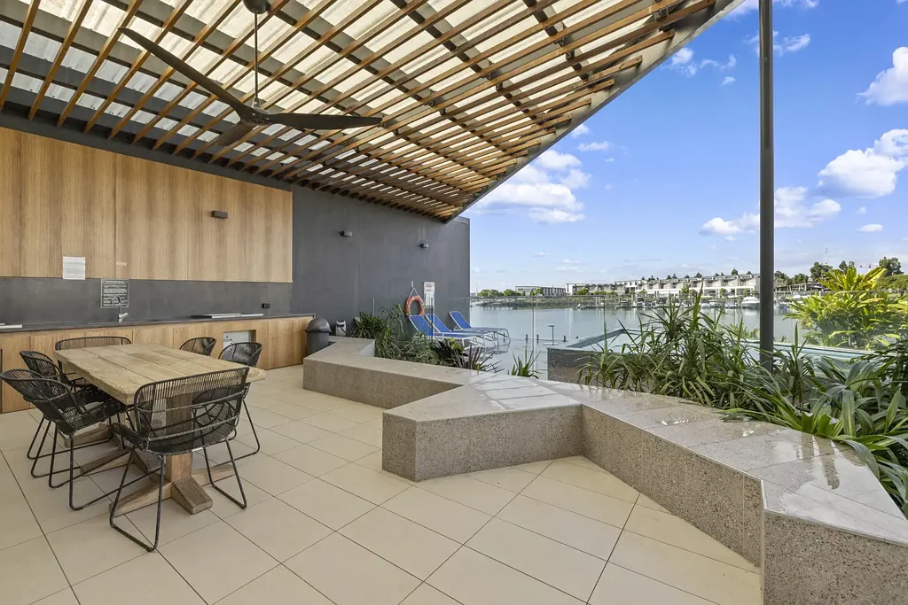 Hope Island 3房  Resort-Style Living with Home Office & Serene Water Outlook in Prestigious Cova Estate