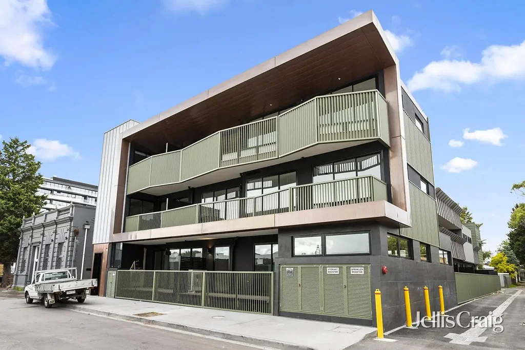 Williamstown 2房 精品定制建筑 地下停车位 40mm石材台面 欧洲电器 主卧独立阳台 Securely let until 25th of June 2027 returning $2,541.96 P.C.M.