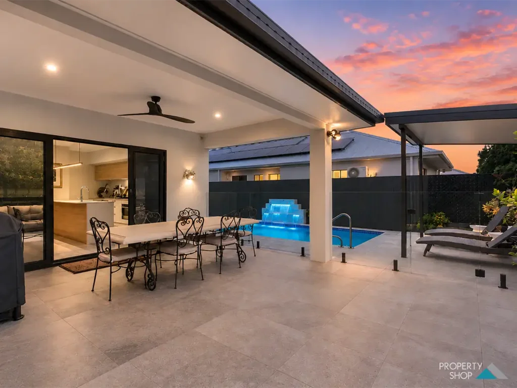 Smithfield 4房  Low Maintenance, Heated Pool, Gazebo & No Rear Neighbours