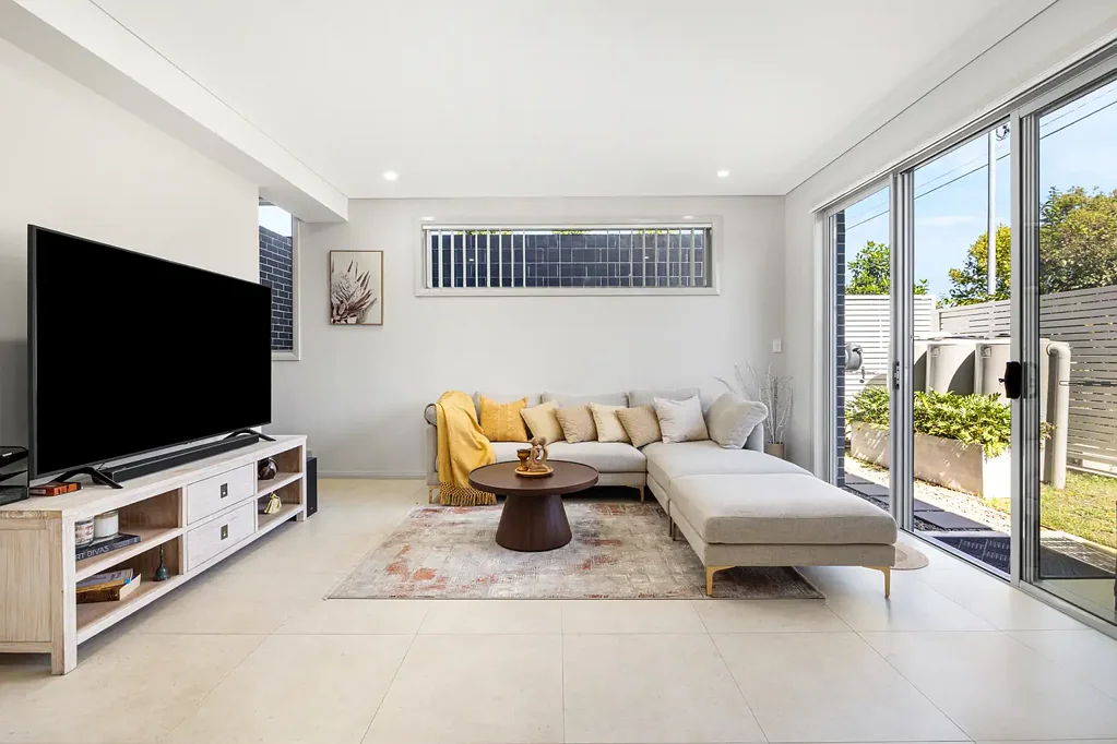 Girraween 3 Bedroom Street Facing Near-New 3 bedroom townhouse in the Girraween School Catchment - Low strata 285 pq