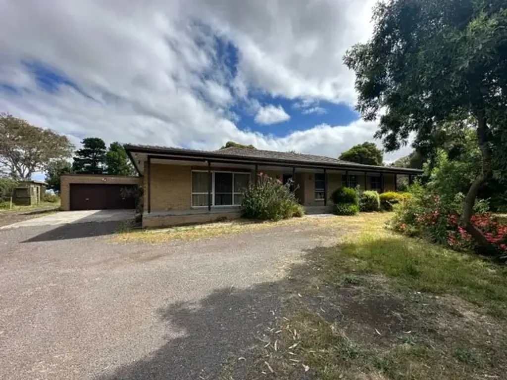 Spacious Family Home on Acreage
