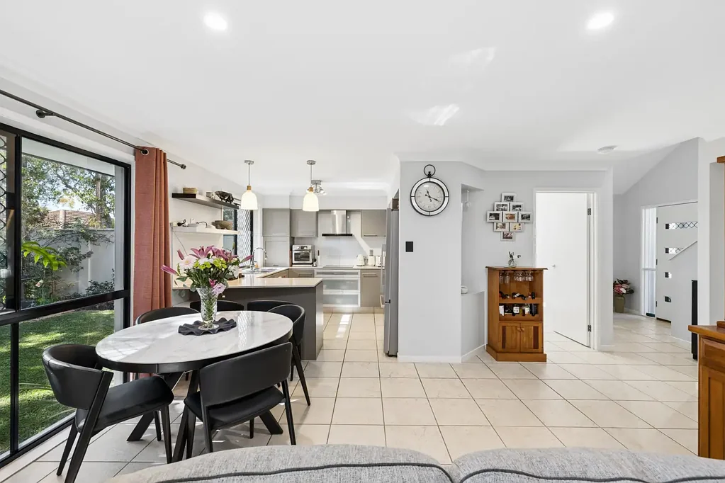 Coombabah 3Kwarto Contemporary Townhouse Living with a Sunlit North-Facing Entertainer's Garden