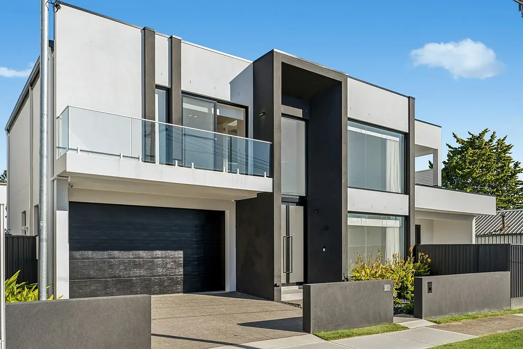 Belmore 6房 全新现代低维护奢华住宅 Brand new contemporary home of low maintenance luxury