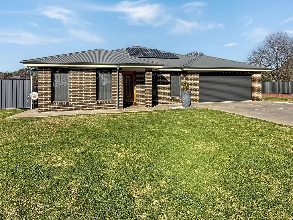 Leeton 4chambre THE COMPLETE FAMILY LIFESTYLE – SPACE, SHED & ENTERTAINING ON 5,001m²